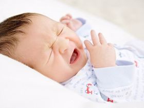 Trẻ sơ sinh bị nghẹt mũi phải làm sao? Cách xử lý chuẩn y khoa